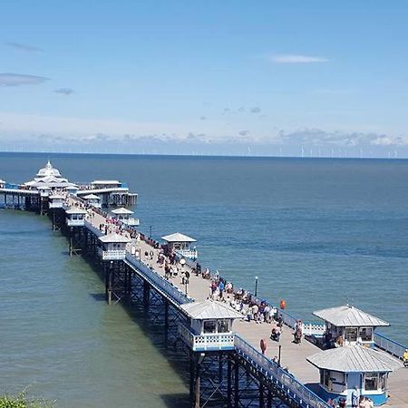 Bodlondeb Castle Bed & Breakfast { Central Llandudno} מראה חיצוני תמונה